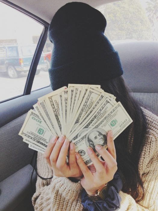 Chica con dinero 