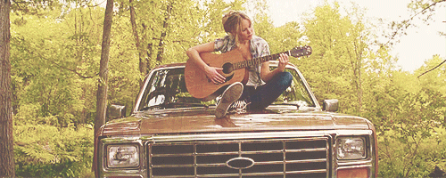 GIF chica tocando la guitarra 