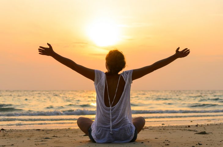 Chica meditando 