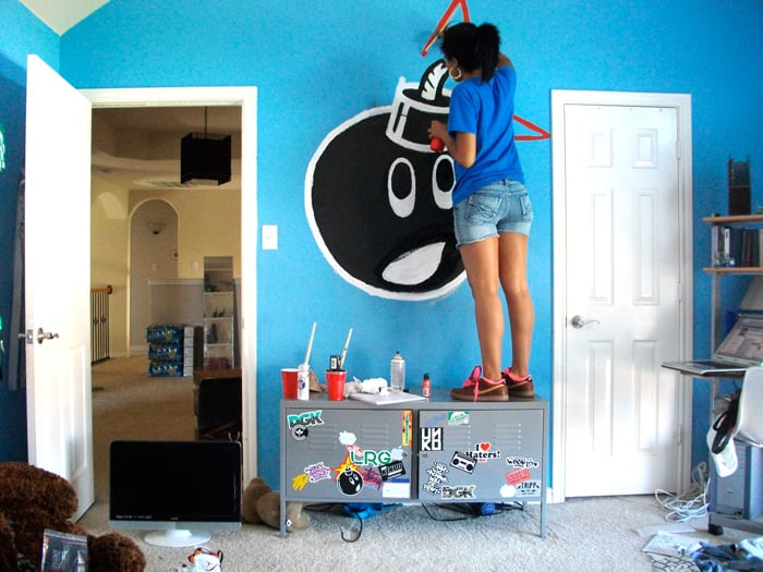 Chica pintando una pared