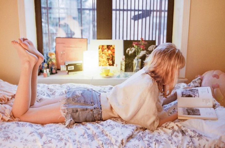 Chica leyendo en la cama