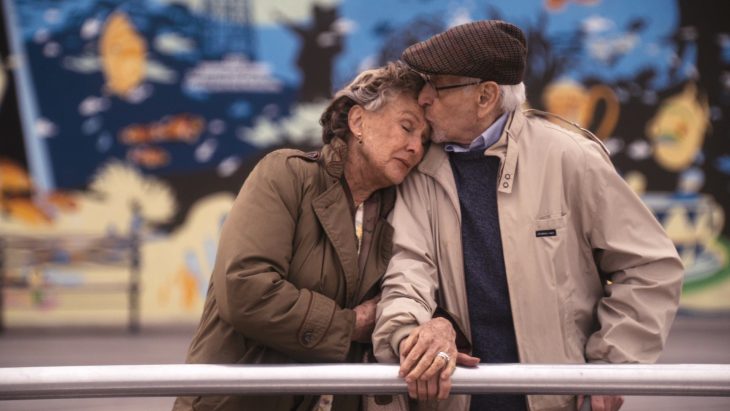 Pareja de ancianos besándose 