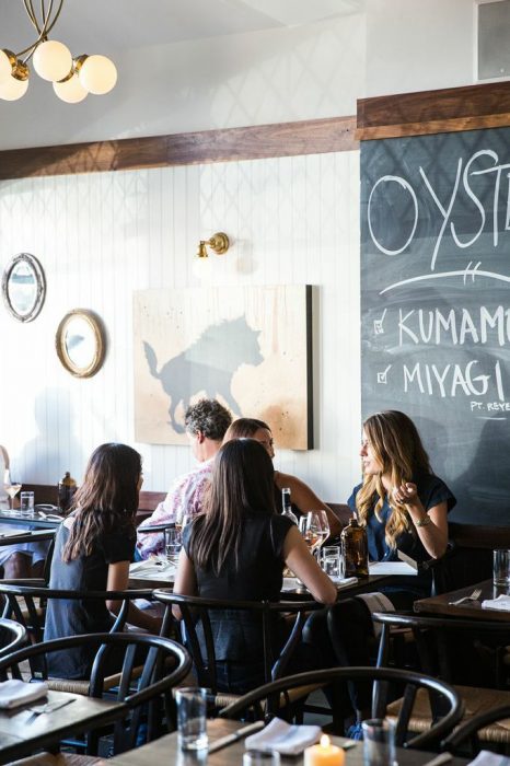 Grupo de chicas sentadas en una mesa hablando 