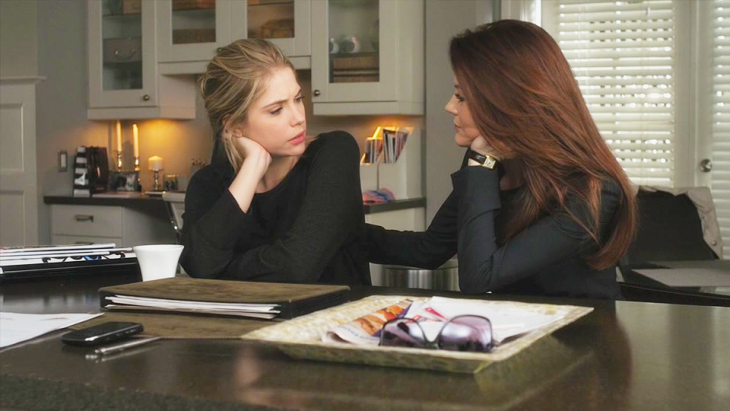 Escena de la serie pretty little liars Hanna junto a su mamá conversando en la cocina 