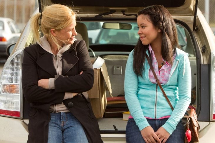 Escena de la película educando a mamá choca sentada en una camioneta junto a su mamá