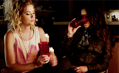 GIF. Escena de la serie pretty litte liars hanna bebiendo de un vaso 