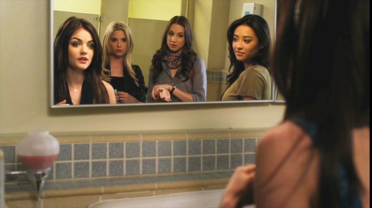 Escena de la serie pretty litte liars chicas en el baño 