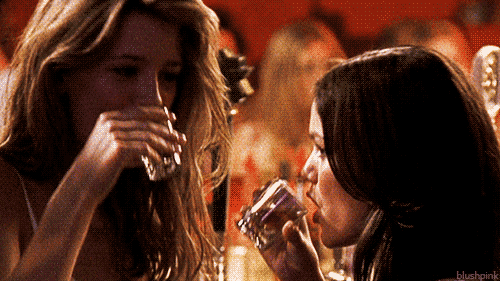 GIF. Chicas de la serie gossip girls bebiendo un shot de tequila 