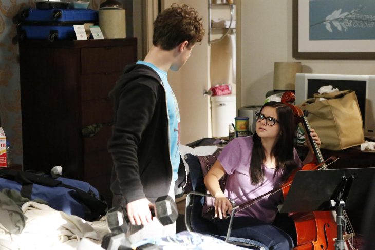 Escena de la serie modern family alex en su cuarto tocando el chelo 