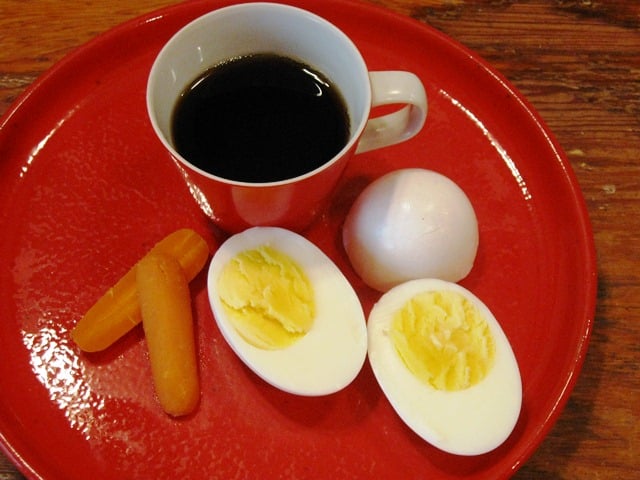 Plato con huevos café y zanahorias