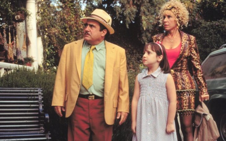 Escena de la película matilda, niña junto a sus padres 