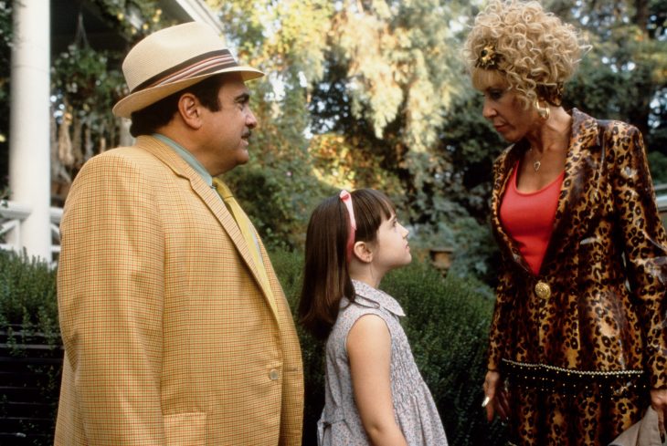 Escena de la película matilda, niña junto a sus padres 