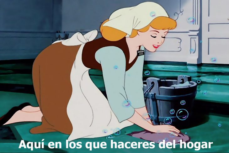 Meme de cenicienta mientras está alzando la casa 