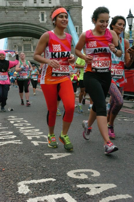 Mujer corriendo un maratón en londres al lado de otras mujeres 