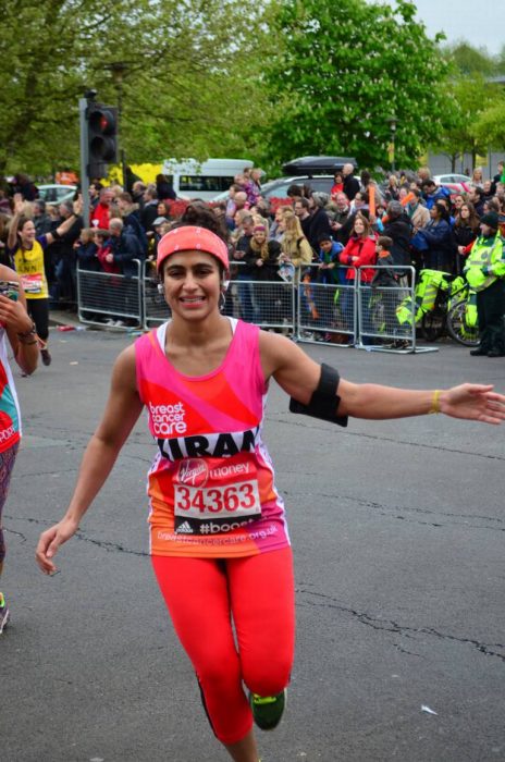 Mujer corriendo un maratón en londres 
