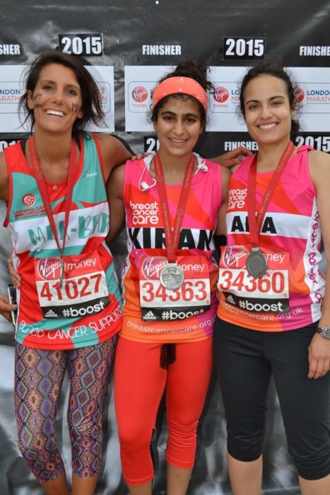 Mujer posando abrazada junto a otras corredoras durante un maratón en londres 