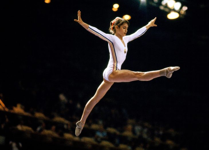 Nadia Comaneci haciendo un salto en gimnasia 