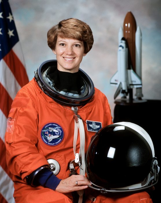 Comandante Eileen Collins primera mujer a cargo de una misión espacial 