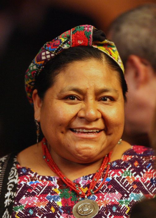 Rigoberta Menchu ganadora del premio nobel usando un traje típico de Guatemala 