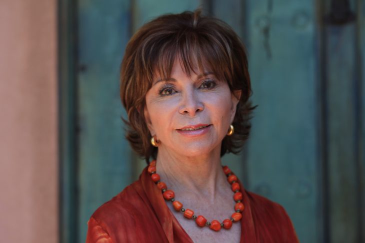 Isabel allende posando para una fotografía 