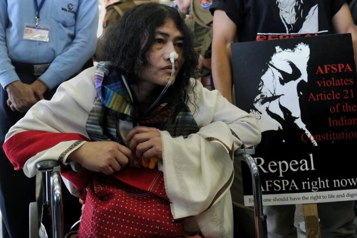 Activista que hace huelga de hambre Irom Sharmila sentada en una silla conectada a un respirador artificial 