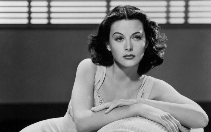 Hedy Lamarr mujer actriz e ingeniera sentada en un sofá descansando 