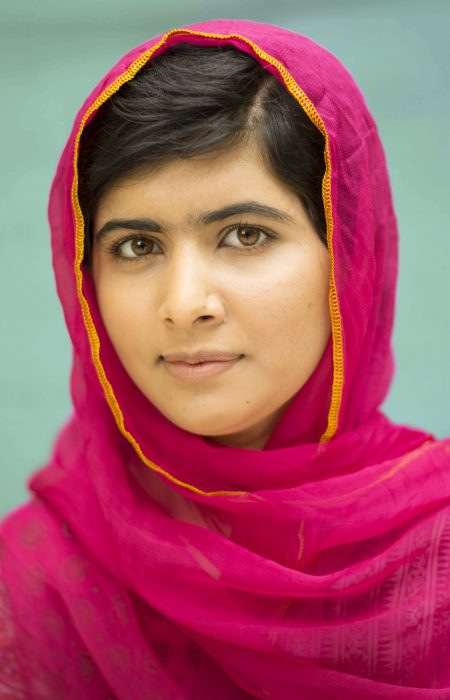 Malala Yousafzai usando una burska de color rosa 