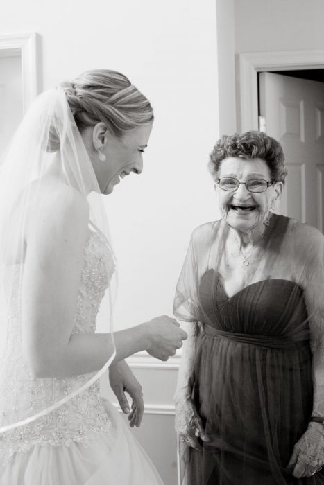 Abuela como dama de honor el día de la boda de su nieta 