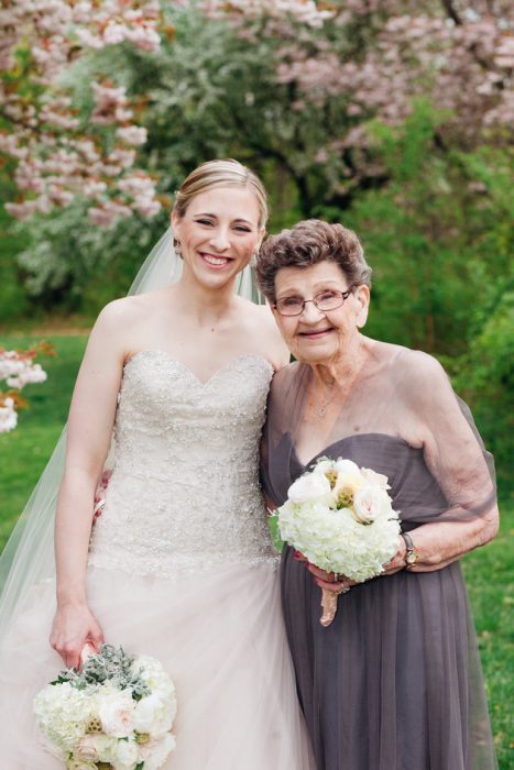 Abuela junto a su nieta como dama de honor el día de su boda 