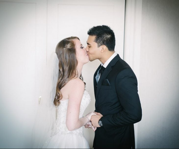 Solomon y su novia carter dándose un beso el día de su boda 