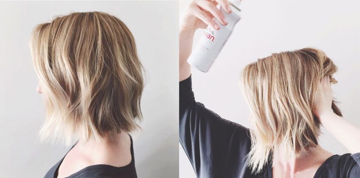 Chica de cabello corto haciendo su cabello en un peinado con textura de olas 