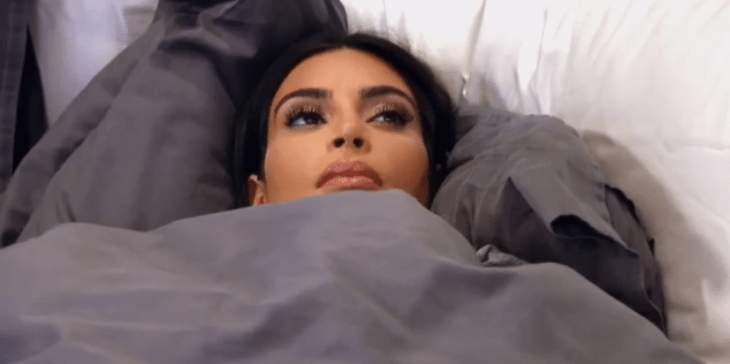 Kim kardashian recostada en una cama enferma 