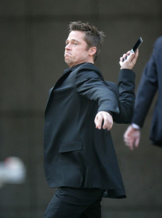 Brad pitt intentando aventar su celular 