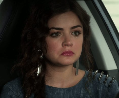 Escena de la serie pretty little liars aria sentada en el coche llorando 