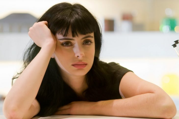 Krysten Ritter con cara de aburrida 