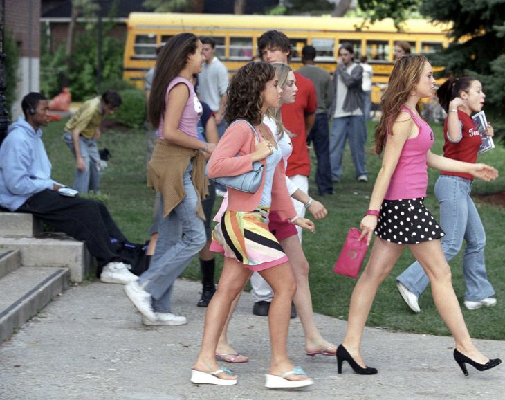 Escena de la película chicas pesadas, chicas siguiendo por el pasillo a cady 