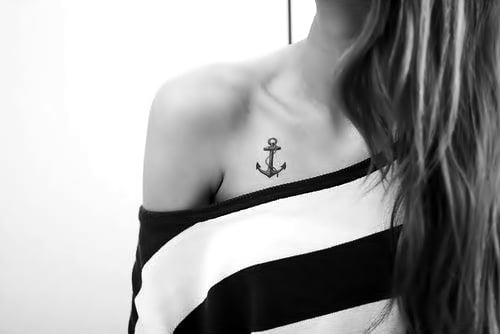 Cuello de una chica con el tatuaje de una ancla