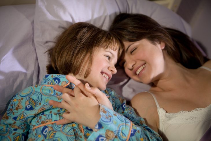 Escena de la película ramona and bezzus chicas recostadas en la cama sonriendo 