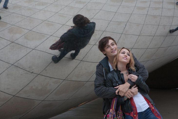 Escena de la película LoL chicos abrazados mientras estan parados frente a la esfera de chicago 