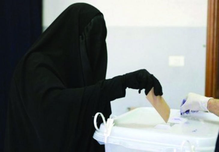 Mujer árabe votando