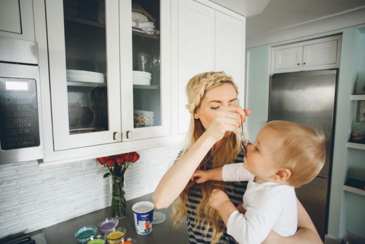 Mamá dándole de comer a su bebé