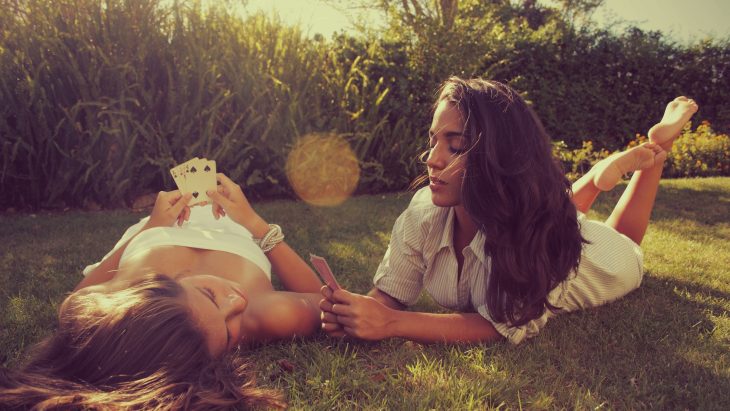 amigas platicando sobre el pasto