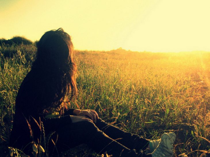 chica sentada en el campo