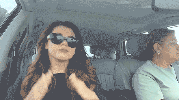 gif hija molesta a mamá en coche