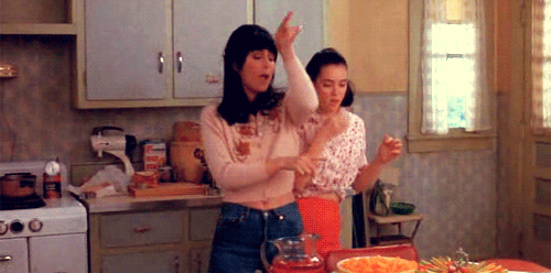gif mermaids madre e hija bailan en la cocina