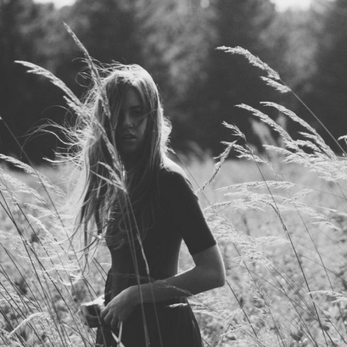 chica en el campo