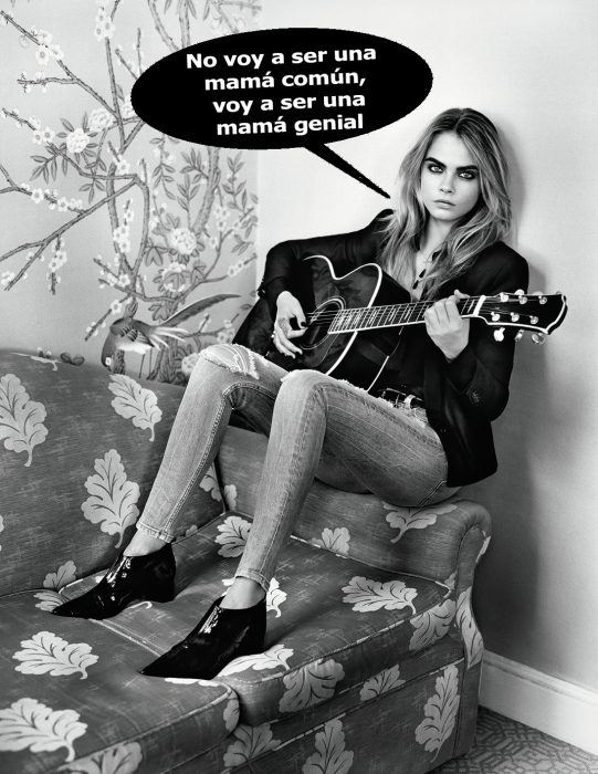 Cara Delevinge sentada en un sofá tocando la guitarra