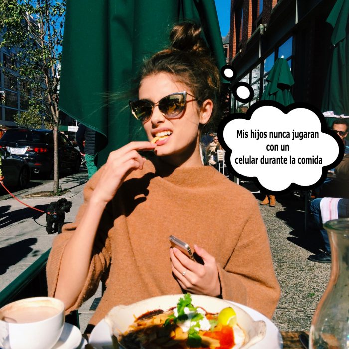 Chica en un restaurante comiendo 