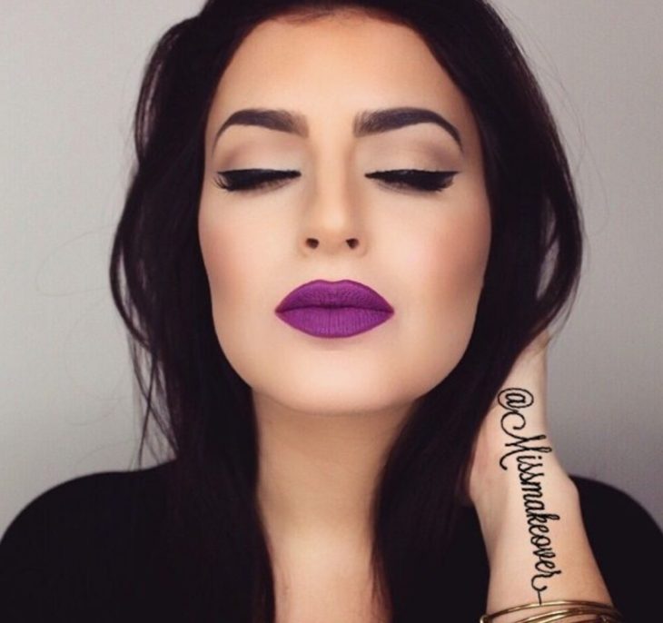 chica con labios color morado