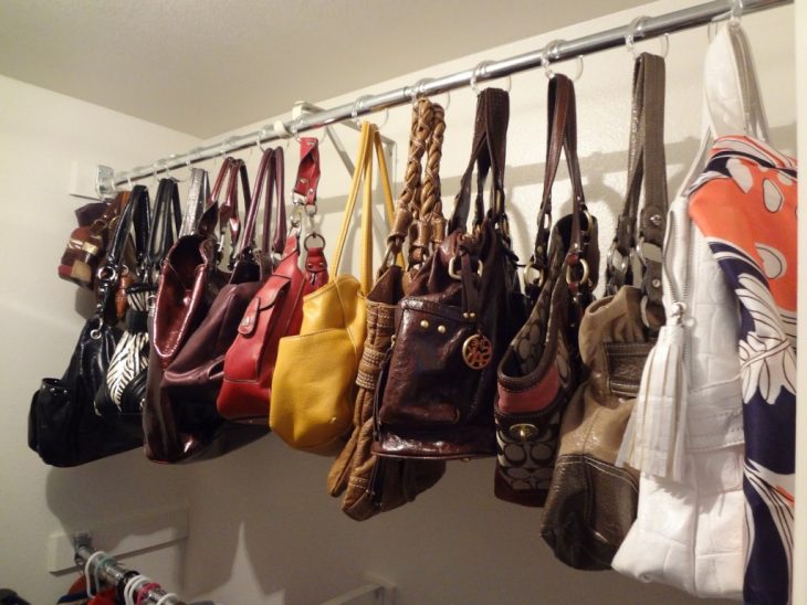 bolsas en closet colgadas en ganchos de regadera